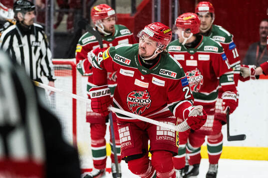 Modos Måns Carlsson jublar
