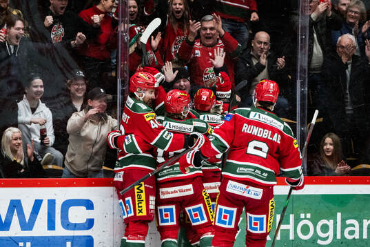 Modos Mikkel Aagaard jublar med lagkamrater