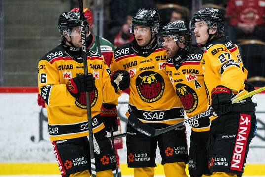 Luleås Linus Omark jublar med lagkamrater