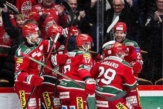 Modos Mikkel Aagaard jublar med lagkamrater