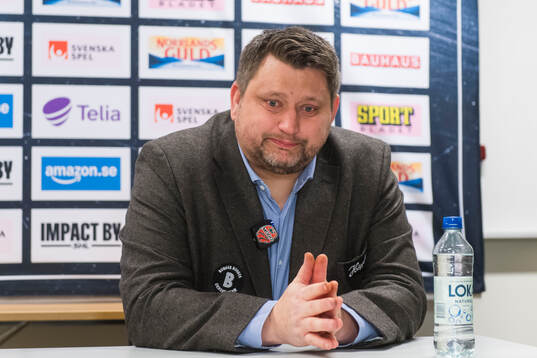Modos tränare Mattias Karlin
