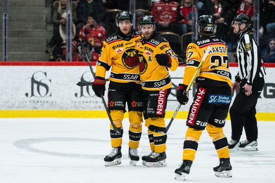 Luleås Linus Omark jublar med lagkamrater