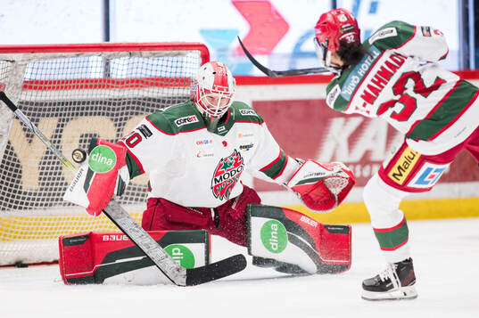 Modos målvakt Andrea Brändli och Mariam El-Mahmadi