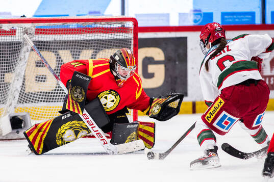 Brynäs målvakt Ena Nystrøm mot Modos Emma Seitz