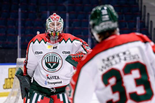 Frölundas målvakt Stephanie Neatby och Michelle Karvinen