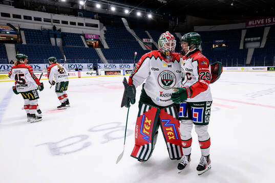 Frölundas målvakt Stephanie Neatby och Hanna Olsson jublar