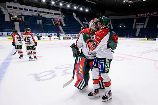 Frölundas målvakt Stephanie Neatby och Hanna Olsson jublar