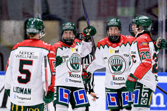 Frölundas Michelle Karvinen och Andrea Dalen jublar