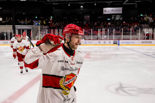 Almtunas William Eriksson jublar
