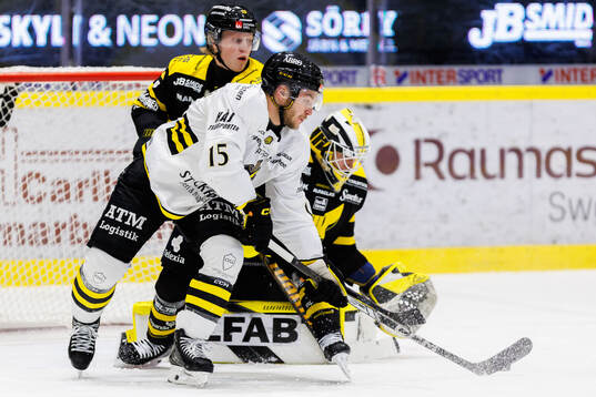 Västerås Anton Johansson och målvakt Rasmus Korhonen mot