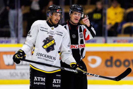 AIKs Oscar Nord och domare Mikael Nord