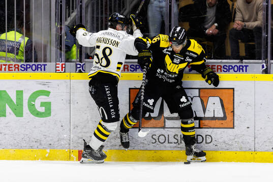 AIKs Oskar Magnusson och Västerås Noah Wolf