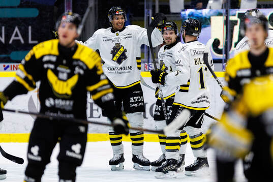 AIKs Oscar Nord jublar med Gerry Fitzgerald och Jordan