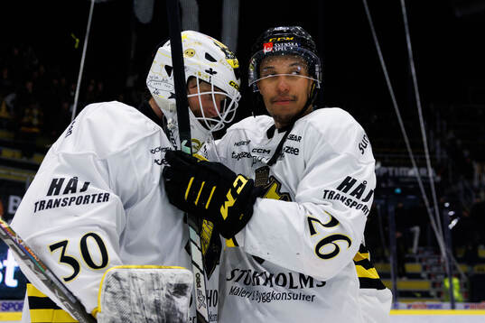 AIKs målvakt Victor Brattström och Oscar Nord jublar