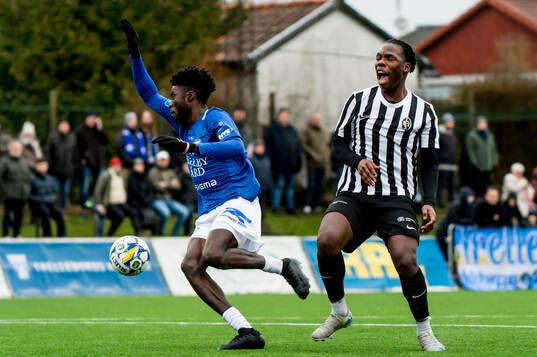 Trelleborgs Emmanuel Godwin och Landskronas Xavier Odhiambo