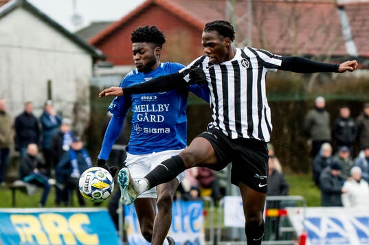 Trelleborgs Emmanuel Godwin och Landskronas Xavier Odhiambo