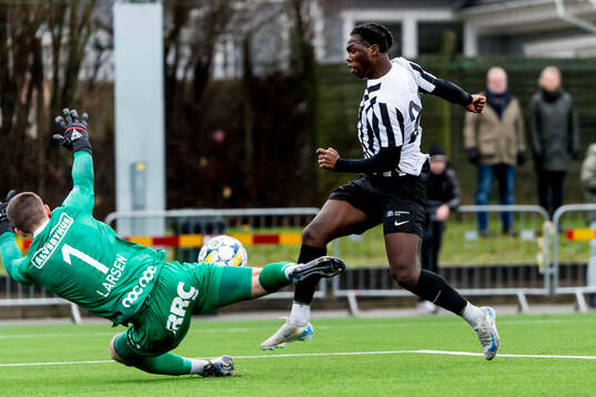 Trelleborgs målvakt Andreas Larsen och Landskronas Xavier