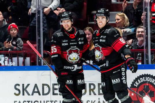 Malmö Redhawks Carl Persson och Axel Sundberg jublar