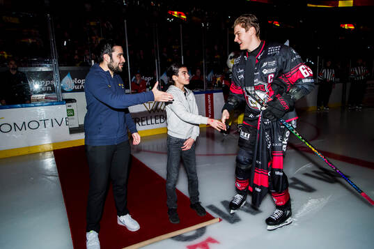 Malmö Redhawks Fredrik Händemark delar ut en matchtröja