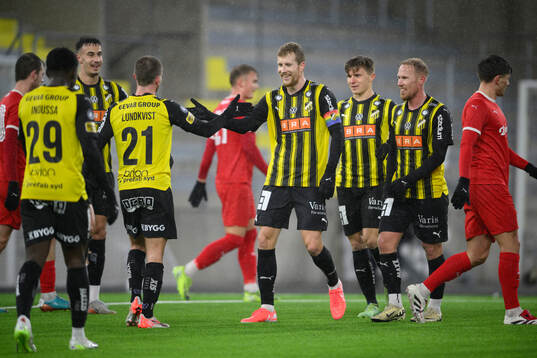 Häckens spelare jublar med målskytt Simon Gustafson