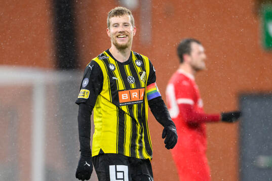 Häckens målskytt Simon Gustafson jublar