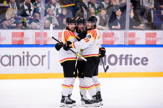 Brynäs Tyler Vesel , Greg Scott och Axel Andersson jublar