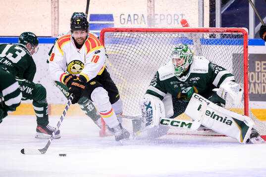 Brynäs Anton Rödin och Färjestads målvakt Maxime Lagacé