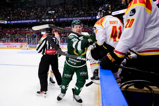 Färjestads Oskar Steen och Brynäs Greg Scott