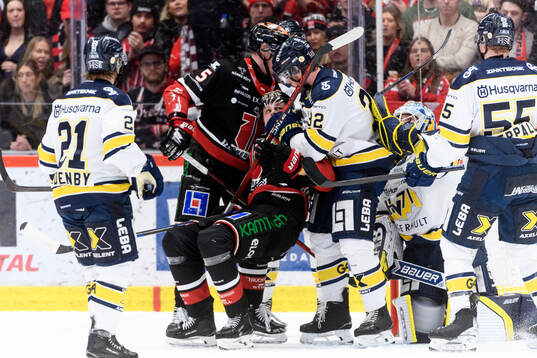 Örebros Gustav Backström och Milton Oscarson mot HV71s