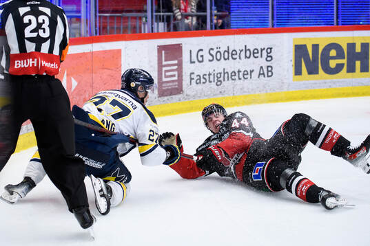 HV71s Jonathan Ang och Örebros Melvin Fernström