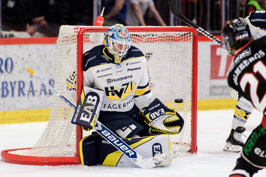 Örebros Patrik Puistola gör 2-0 bakom HV71s målvakt Hugo