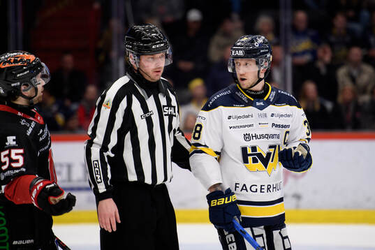 Örebros David Quenneville och HV71s Olle Alsing