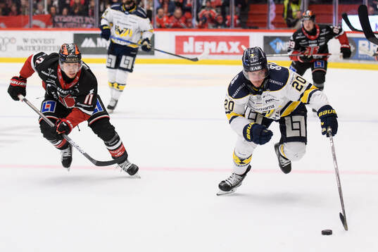 Örebros Kalle Kossila och HV71s Andre Petersson