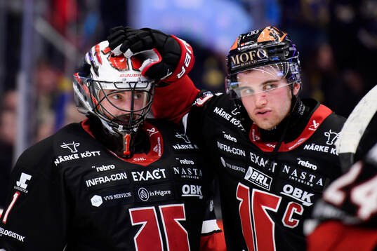 Örebros målvakt Jhonas Enroth och Glenn Gustafsson jublar