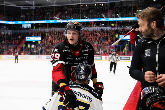 Örebros Milton Oscarson och HV71s Jonathan Ang
