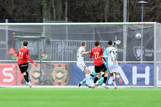 Brommapojkarnas Alex Timossi Andersson gör 1-0