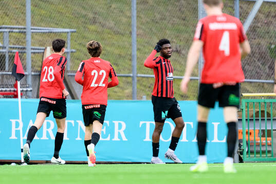 Brommapojkarnas Ezekiel Alladoh jublar