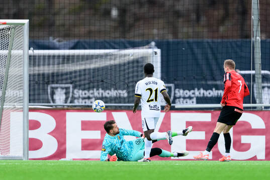 Brommapojkarnas Viktor Lind gör 3-0 på AIKs Kristoffer
