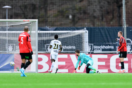Brommapojkarnas Viktor Lind gör 3-0 på AIKs Kristoffer