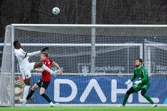 AIKs Emmanuel Gono och Brommapojkarnas målvakt Davor