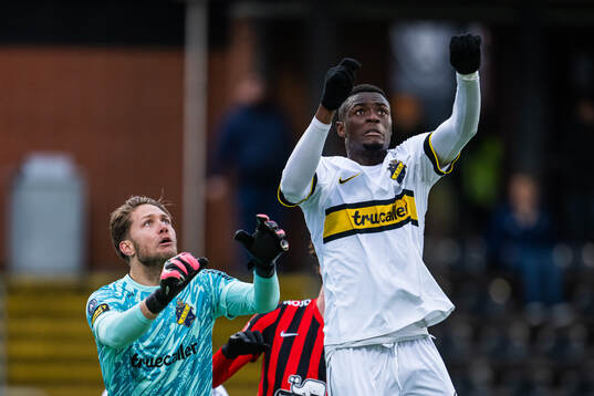 AIKs målvakt Kalle Joelsson och Emmanuel Gono