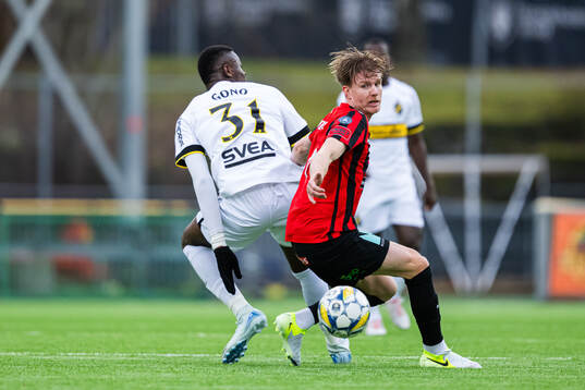 Brommapojkarnas Eric Björkander och AIKs Emmanuel Gono