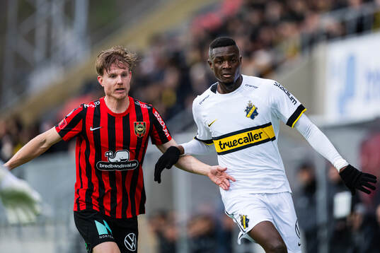 Brommapojkarnas Eric Björkander och AIKs Emmanuel Gono