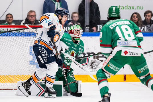 Växjös Felix Robert och Rögles målvakt Arvid Holm