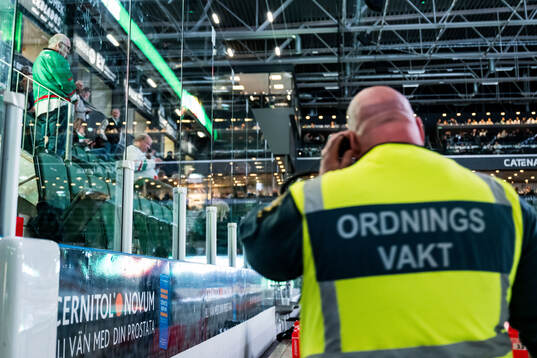 En ordningsvakt vid Växjös bås i periodpausen