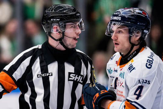 Domare Oscar Niklasson och Växjös Keegan Lowe