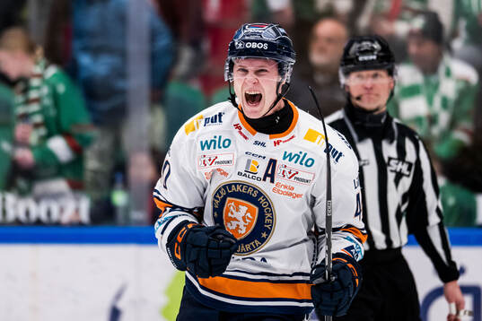 Växjös Dennis Rasmussen jublar