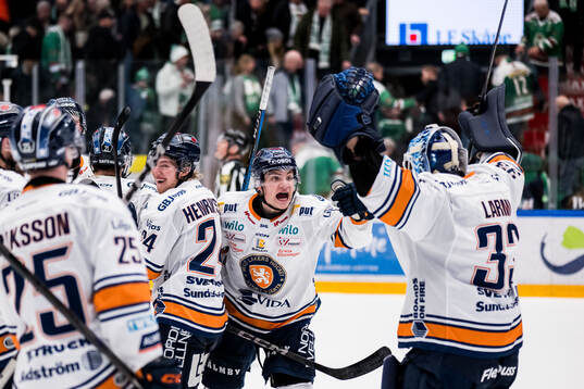 Växjös Victor Stjernborg och målvakt Emil Larmi jublar