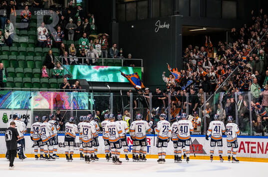 Växjös spelare jublar mot supportrarna
