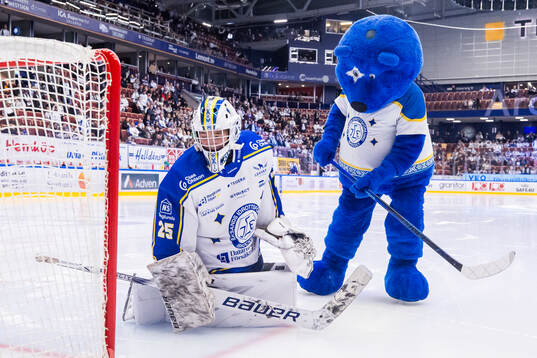 Straffläggning av maskotarna Liffe från LIF och Billy